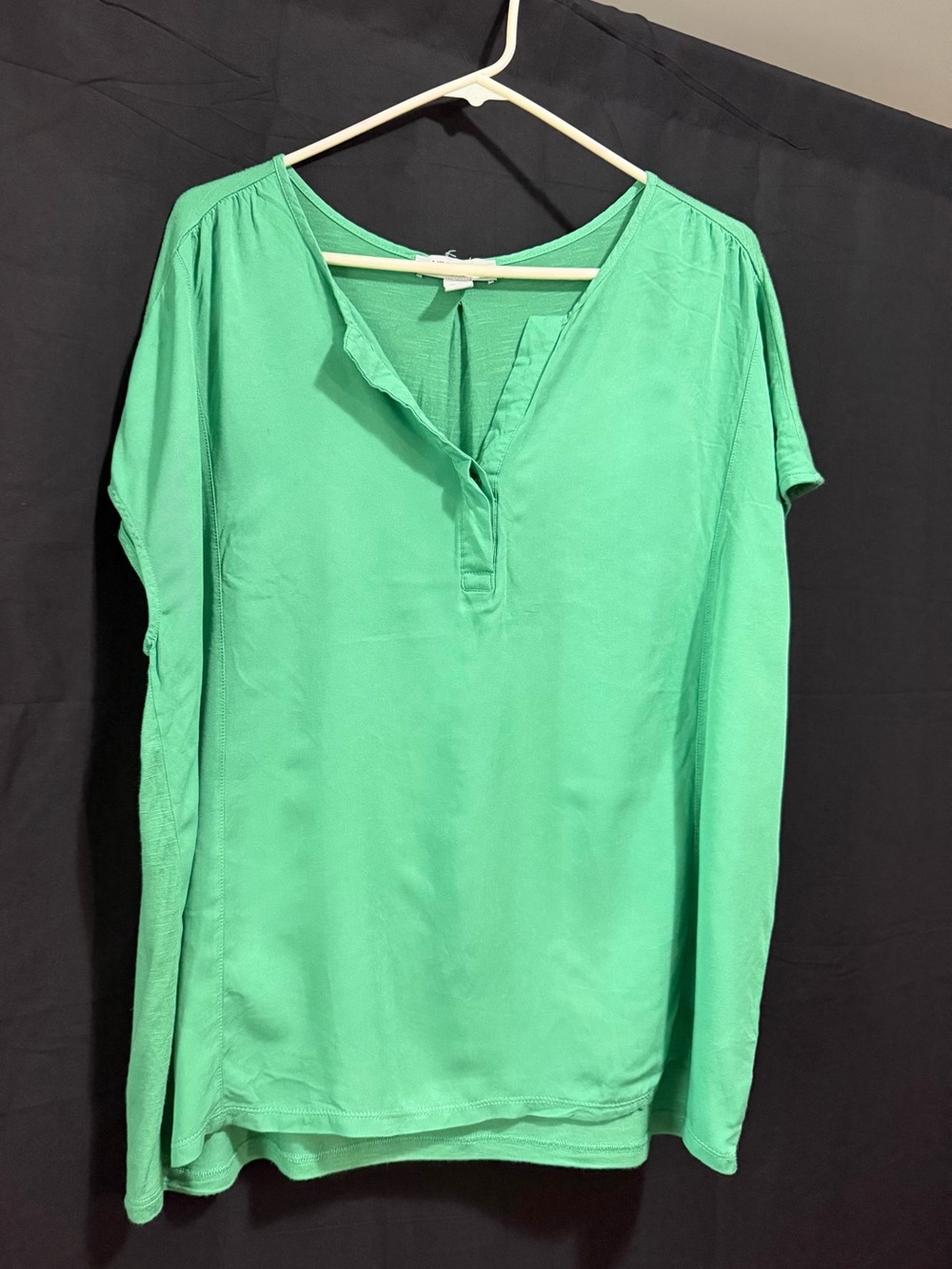 Women’s Short Sleeve V-Neck Top - Green